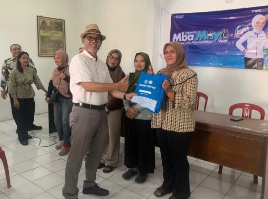 Mba Maya Menerapkan Ekonomi Syariah